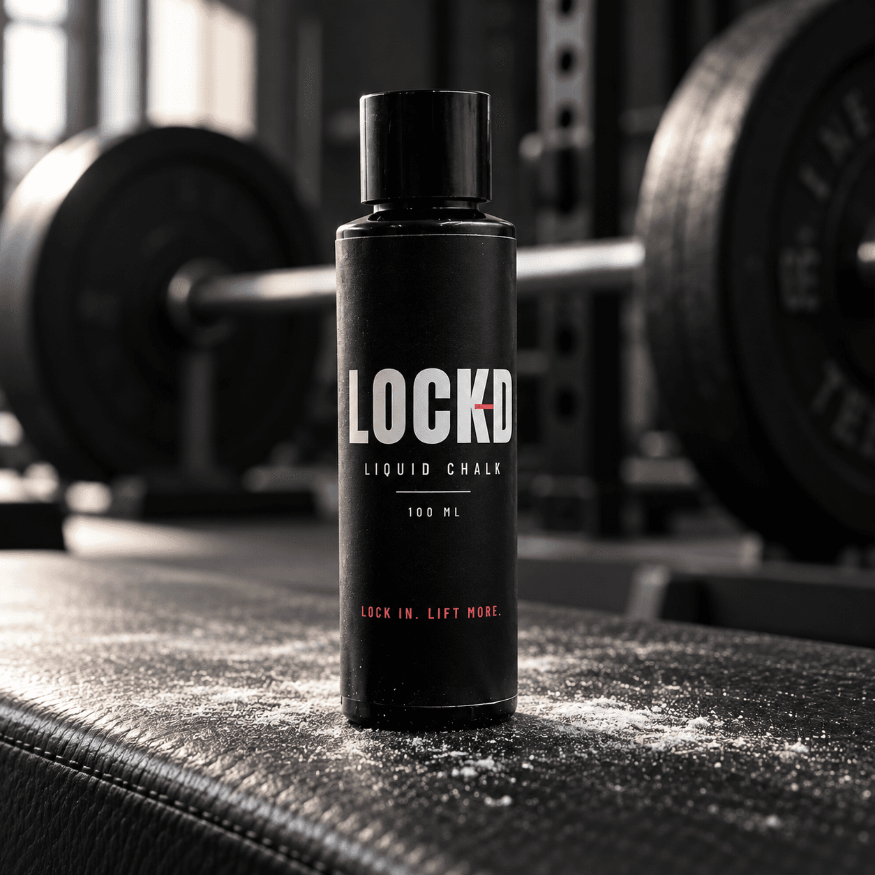 Flacon LOCKD Liquid Chalk debout sur un banc de musculation
