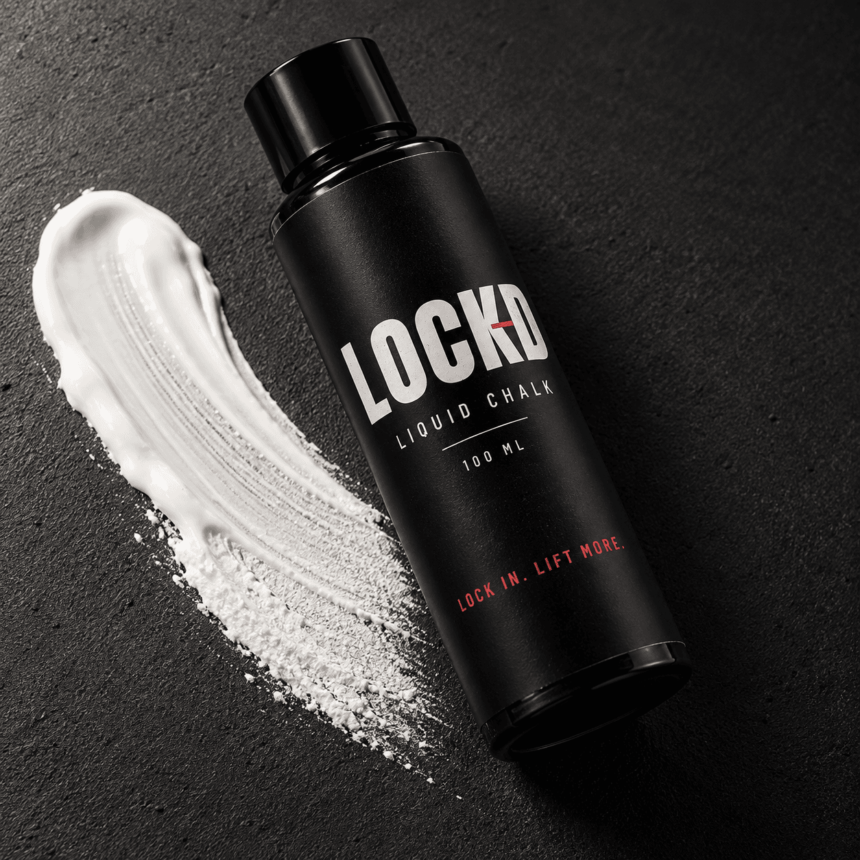 Texture blanche de la craie liquide LOCKD étalée à côté du flacon